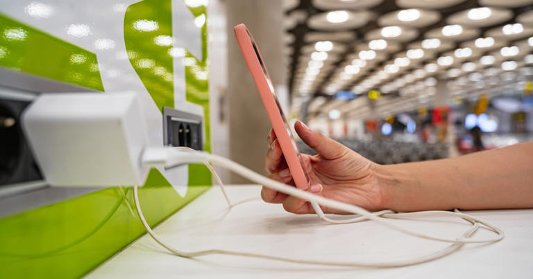 Oplad aldrig din telefon med lufthavnens stikkontakt – her er hvorfor