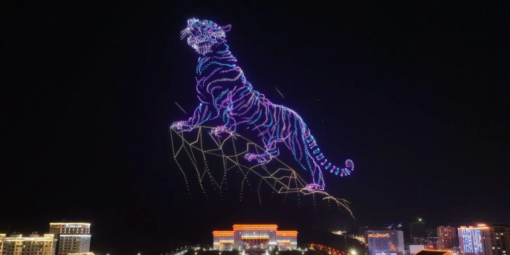 10.197 droner brød verdensrekorden i fantastisk lysshow: Blev styret af kun én computer