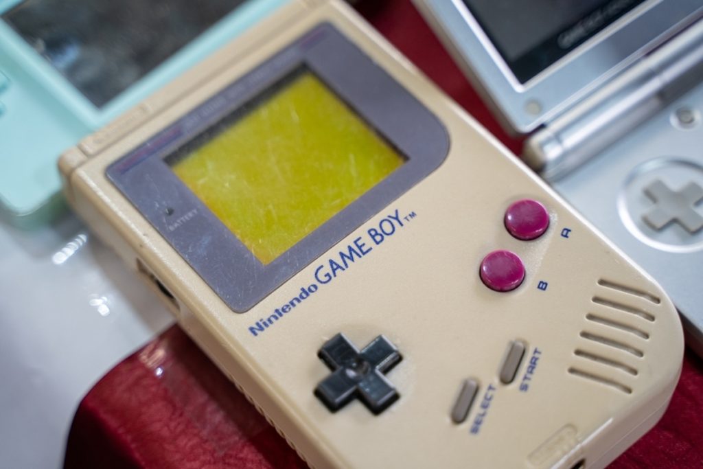 Mand finder ud af, at Game Boy-spil er falsk: Da han åbner det, får han en endnu større overraskelse