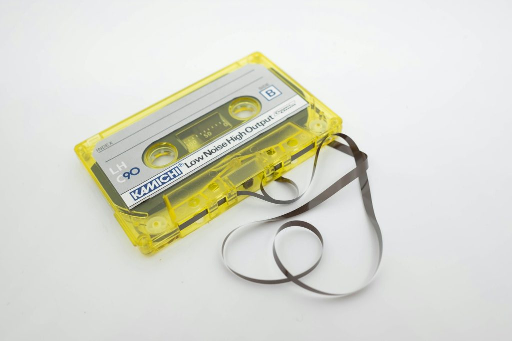 Hvad var det første album, der blev udgivet på kassettebånd?