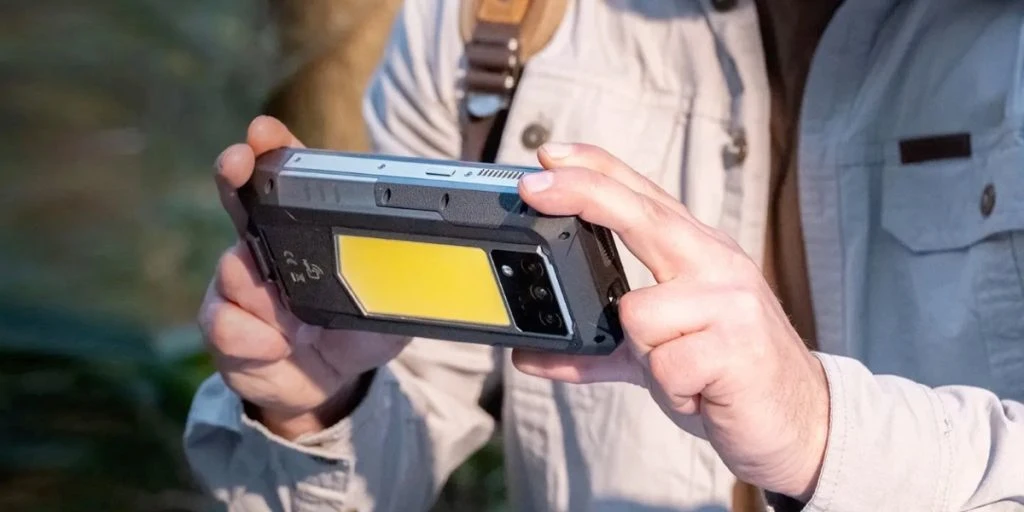 Denne 860 gram tunge smartphone har enormt batteri: Giver 6 måneders standbytid
