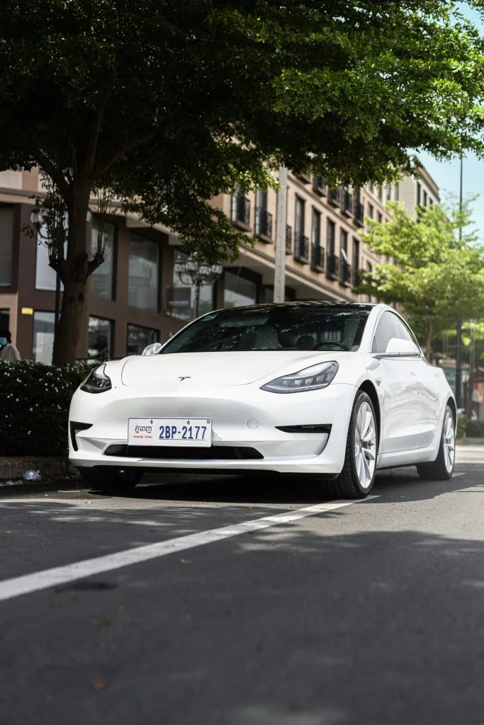 Nyt studie: Populær Tesla-model mister rækkevidde jo længere den kører