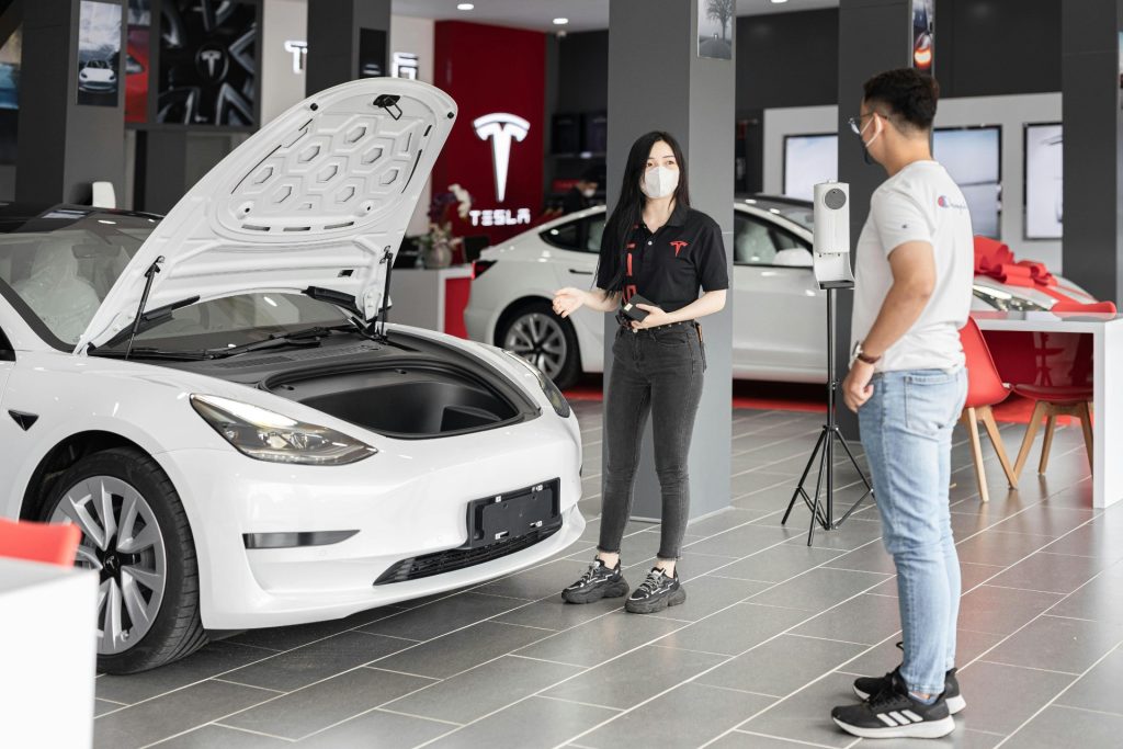 Tesla-ejer blev låst ude af sin egen bil: Nu skal han betale 160.000 kroner for nyt batteri