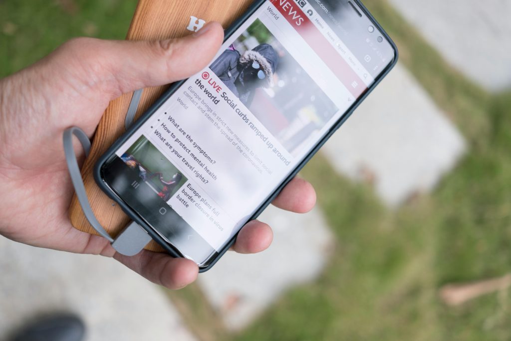 Din mobiltelefon optager alt, du siger: Sådan stopper du det