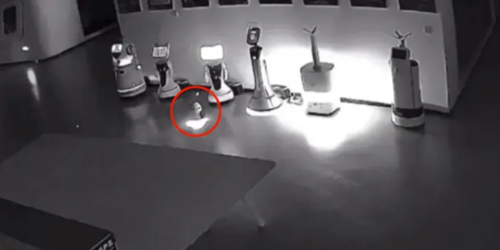 Robot leder revolution: Overtaler hær af robotter til at ‘sige op’ og leder dem væk