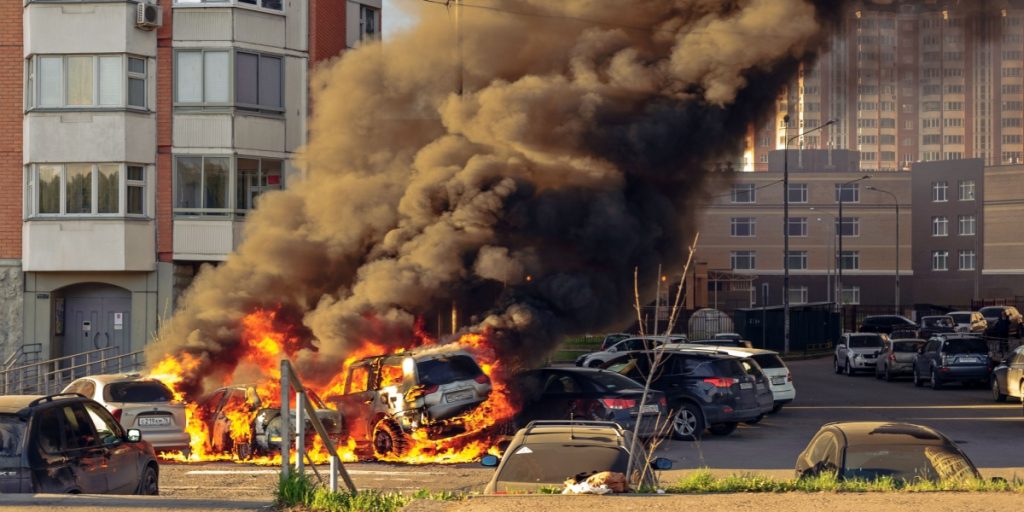 Tesla-lastbil i flammer: 190.000 liter vand til at slukke flammerne