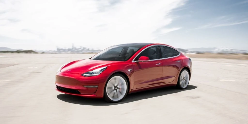 Er du enig? Ny undersøgelse viser Tesla-ejere kører dårligst i trafikken