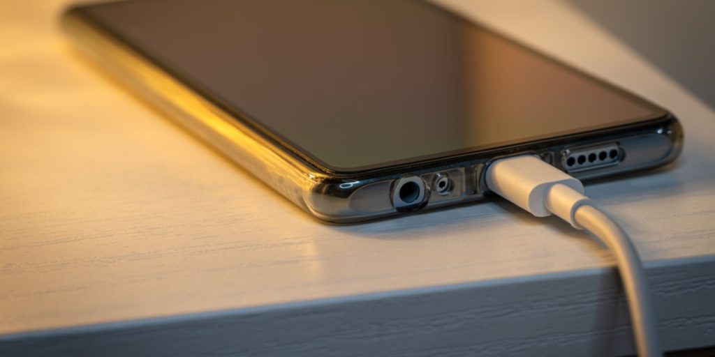 Oplader du din telefon når du sover? – Så læs med her!
