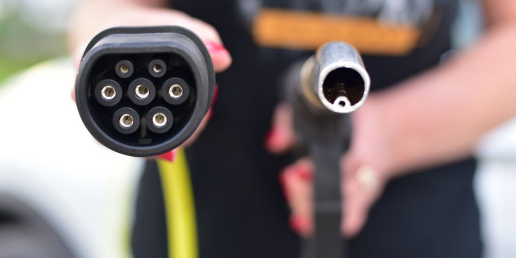 Han valgte 12 år gammel fossilbil i stedet for en Tesla – Her er hvorfor
