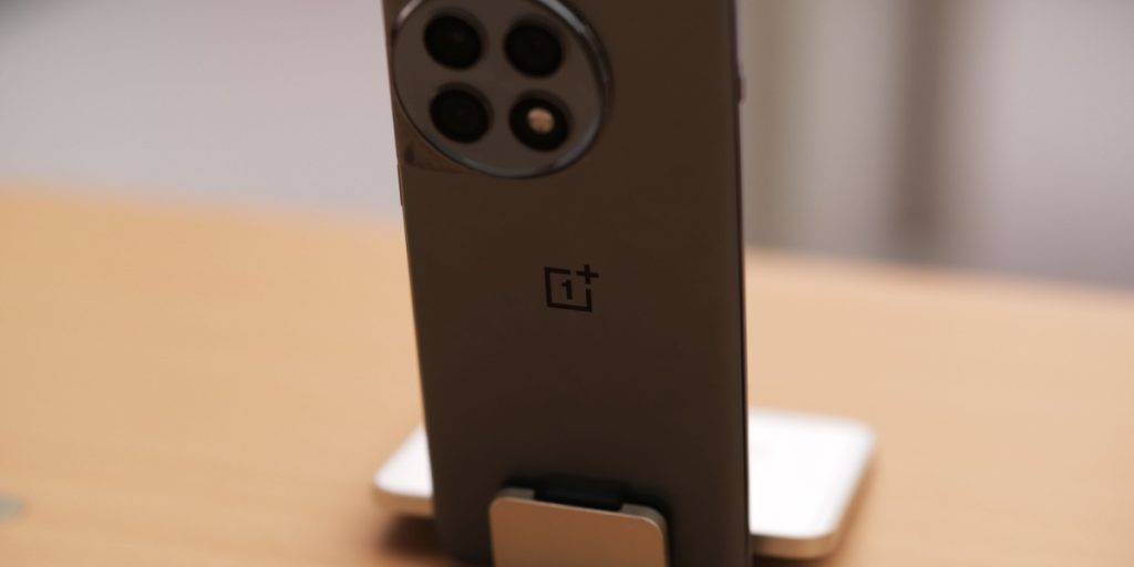 Den nye OnePlus-telefon får dobbelt så stort batteri som iPhone 16