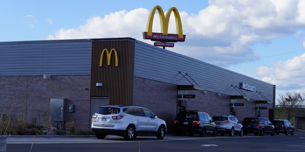 AI i McDonald’s drive thru: Laver forkerte bestillinger
