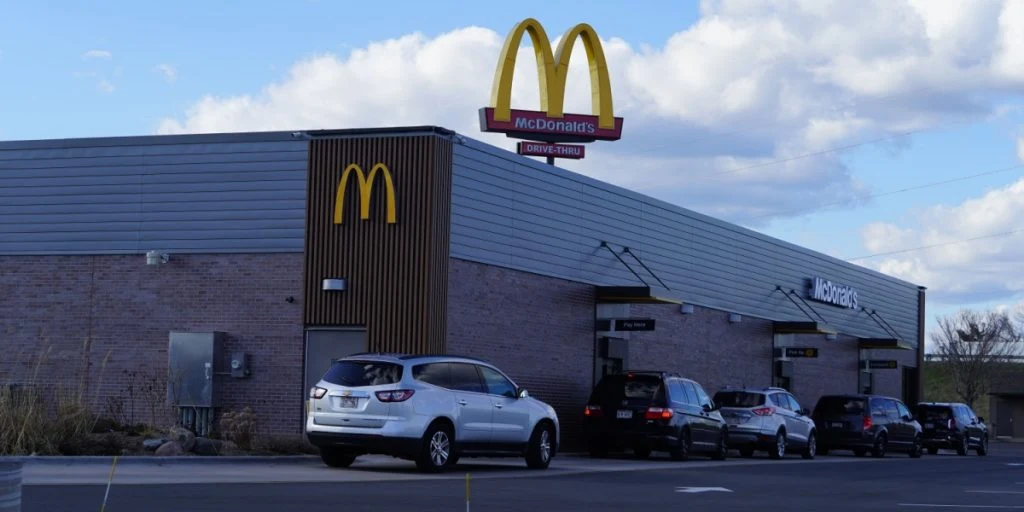 AI i McDonald’s drive thru: Laver forkerte bestillinger