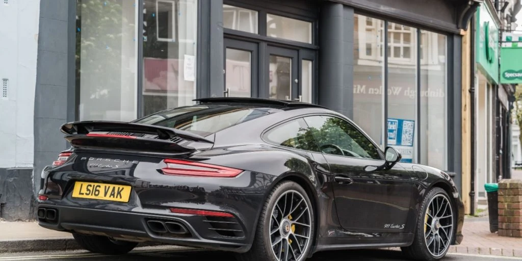 Salget styrtdykker, men Porsche holder fast i elbilen