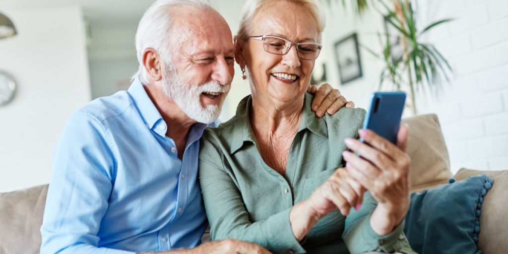Nu udkommer smartphone specielt designet til ældre