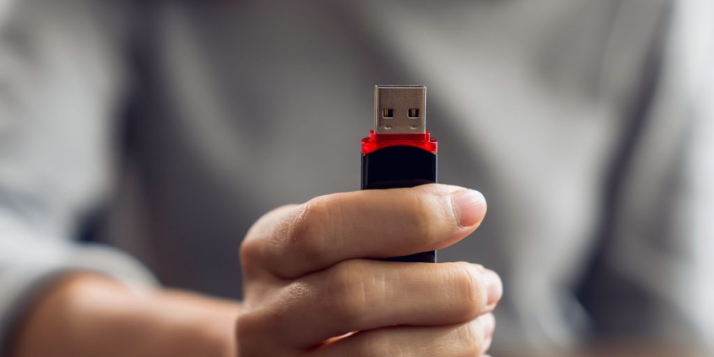 Mand finder USB-stik med særligt klistermærke i toget – så tjekker han, hvad der er på det