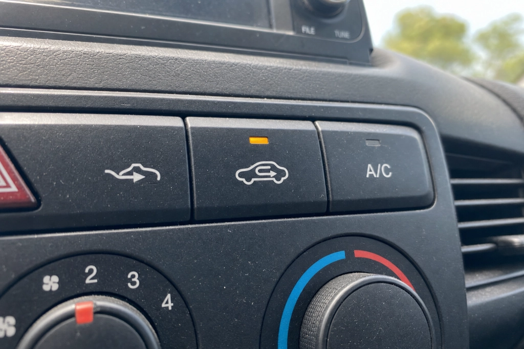 Recirkulations-knappen i bilen: Hvornår den faktisk hjælper, og hvornår den dugger ruden til