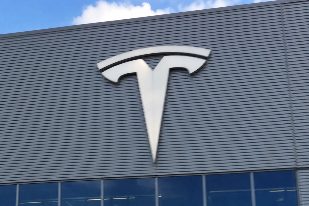 Tesla Roadster: Musk lover nyt, men endnu en måned uden afsløring