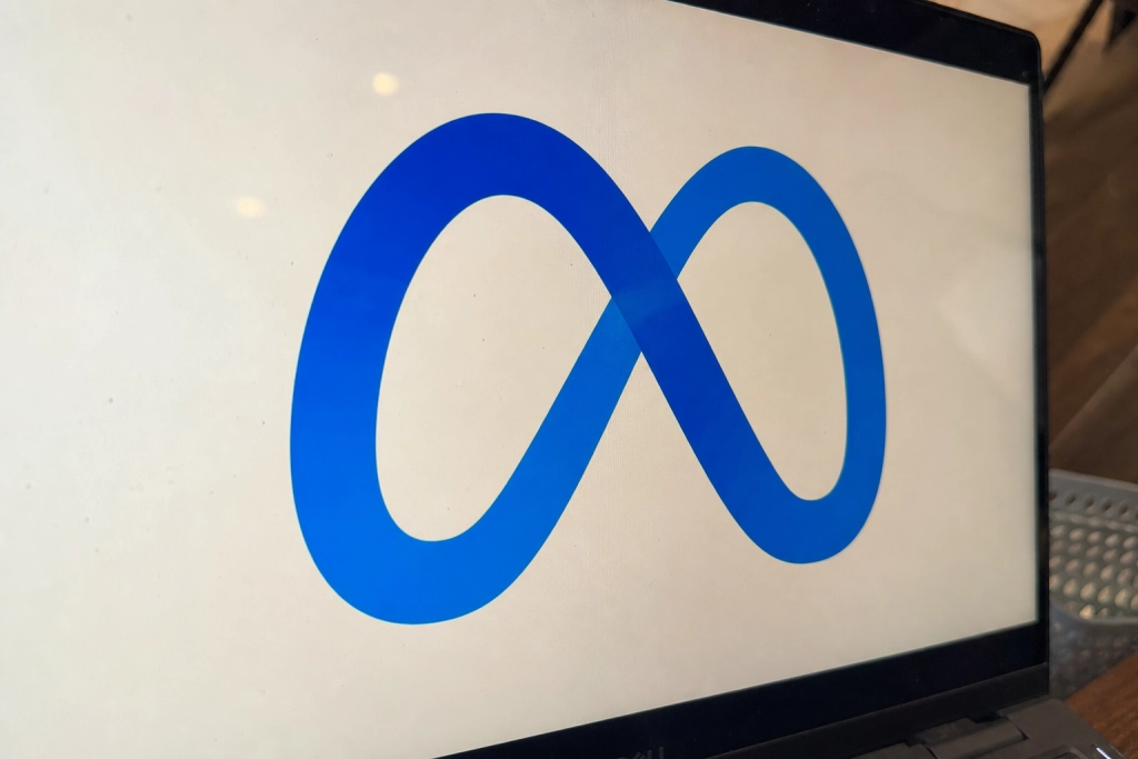 Meta sender 8.000 fyresedler ud, AI-regningen skal betales