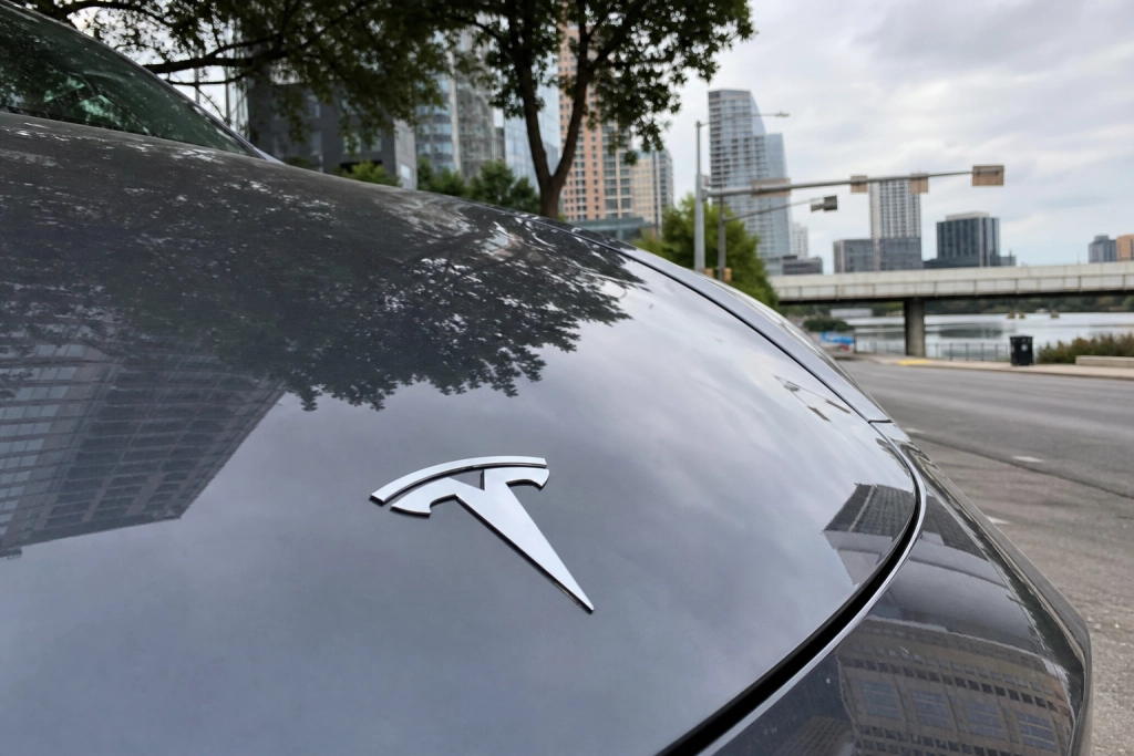 Tesla fordobler førerløs robotaxi-flåde i hast: 25 biler nu uden chauffør i Texas