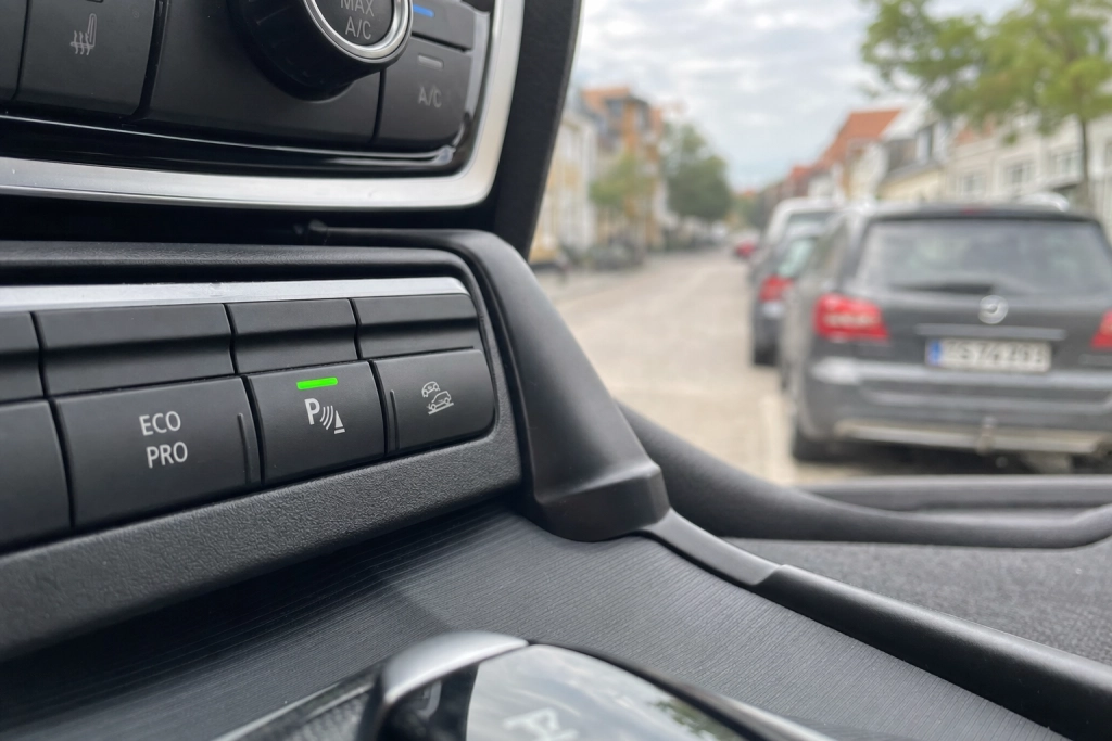 Den oversete knap i bilen: sådan redder den lakken når det bliver trangt
