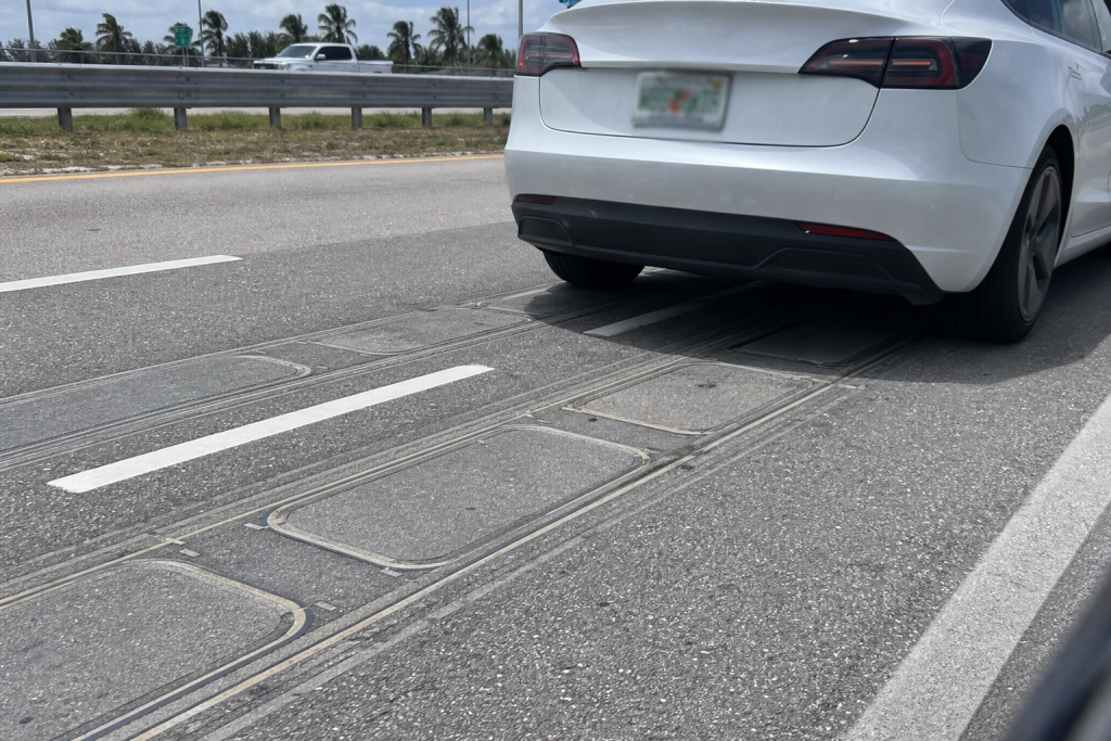 Slut med ladestop: Ny motorvej lader elbilen op ved 110 km/t