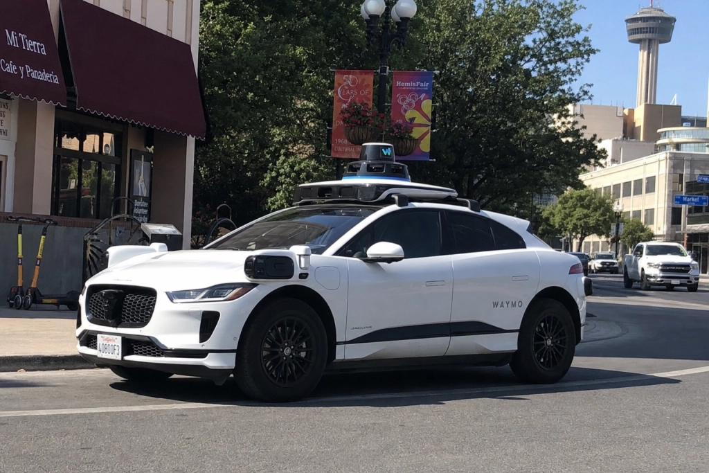 Waymo trækker 3.791 robotaxier hjem efter førerløs bil blev skyllet ud i Texas-flod