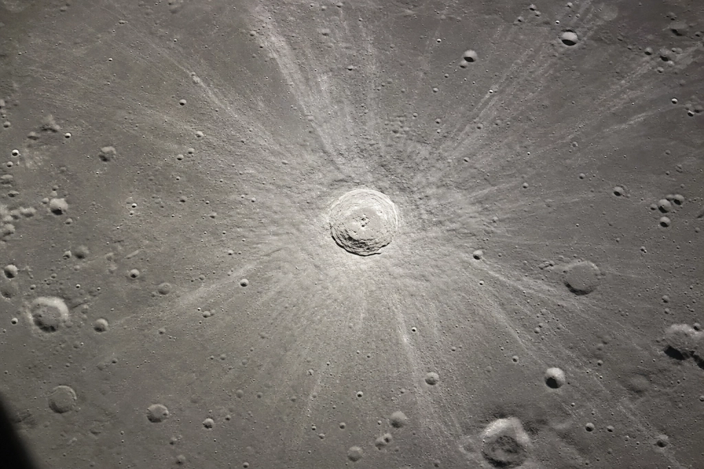 Sjælden hændelse på Månen: NASA fanger gigantisk nyt krater før og efter nedslaget