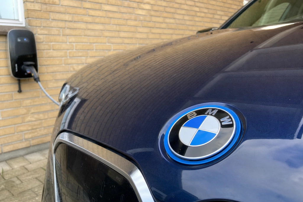 Ny BMW iX3 tilbagekaldt få uger efter lancering: Risiko for elektrisk stød under opladning