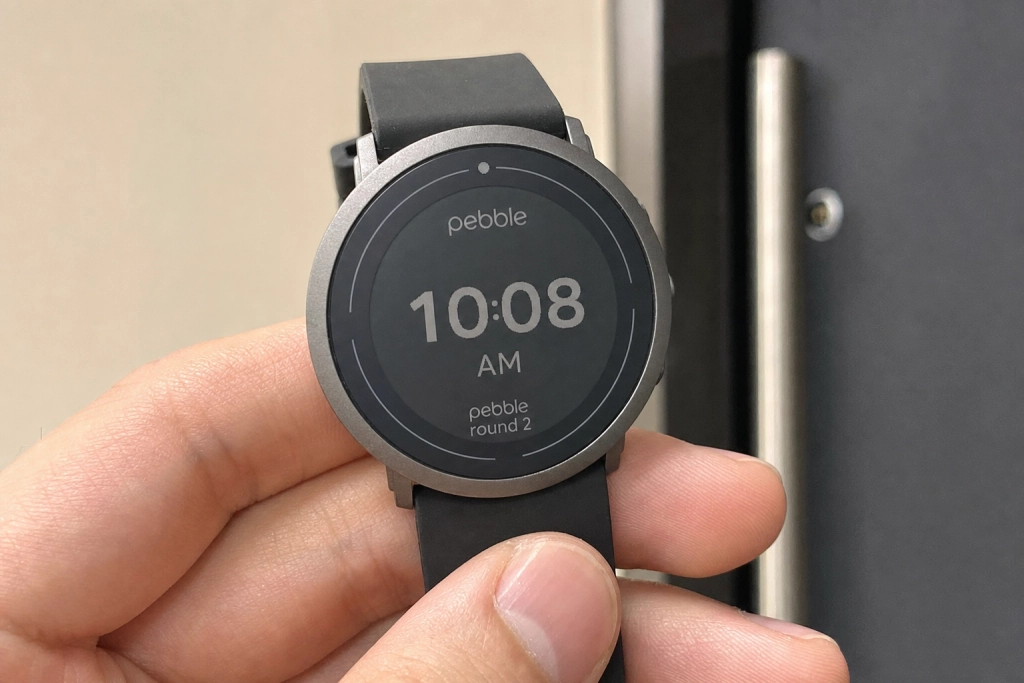 Smartwatchen du kun lader op hver anden uge: Pebble Round 2 koster 1.400 kroner