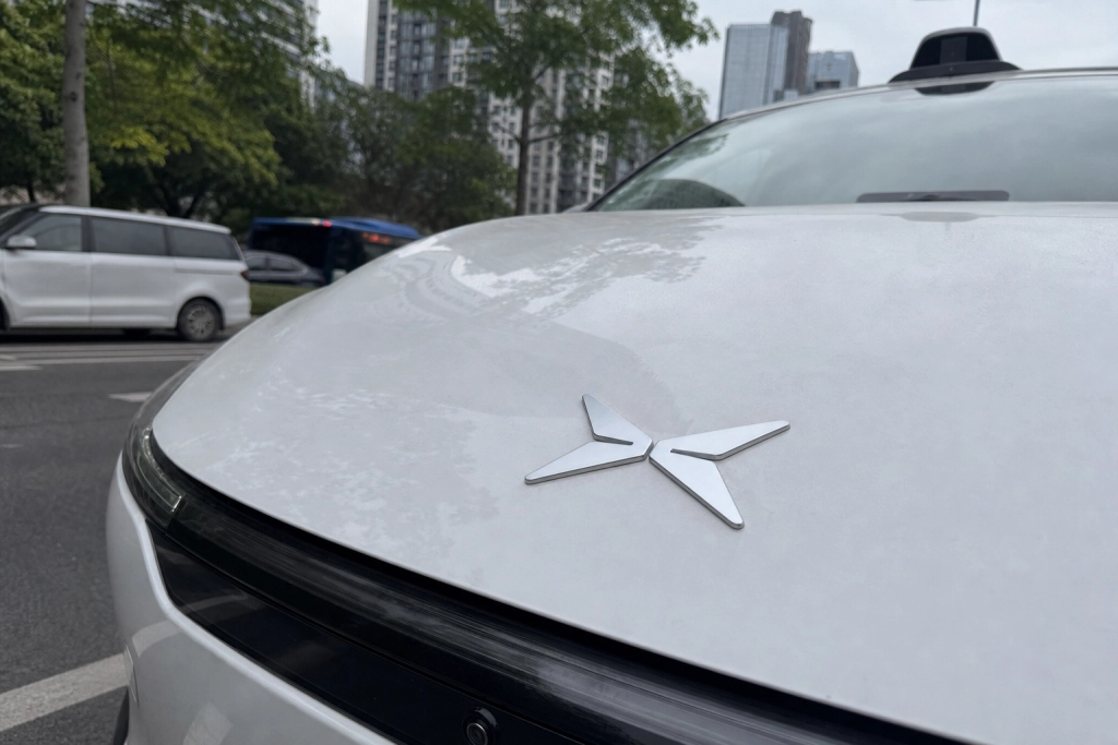 XPeng ruller Kinas første masseproducerede robotaxi af båndet, slår Tesla på regnekraft