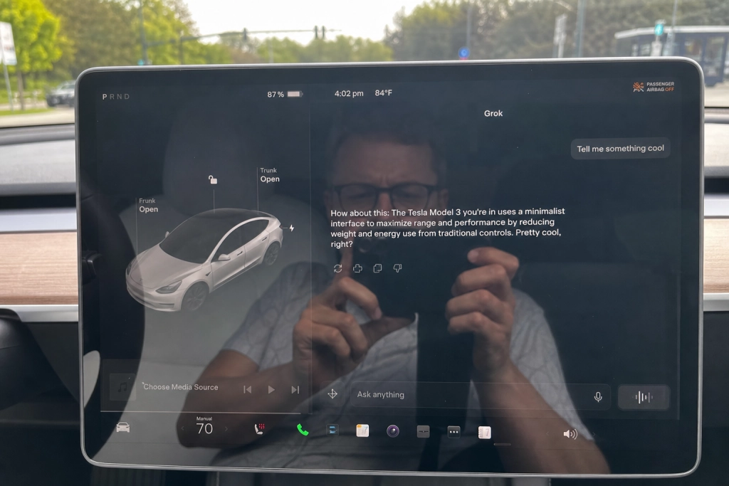 Tesla skubber stor opdatering ud: 'Hey Grok' lytter nu i bilen