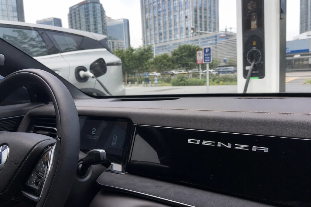 9 minutters opladning og 420 km på el: BYD lancerer Denza N9 i Kina i dag