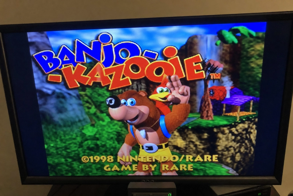 Banjo på lommen igen: Ny retro-håndholdt med 14 Rare-klassikere koster under 500 kroner