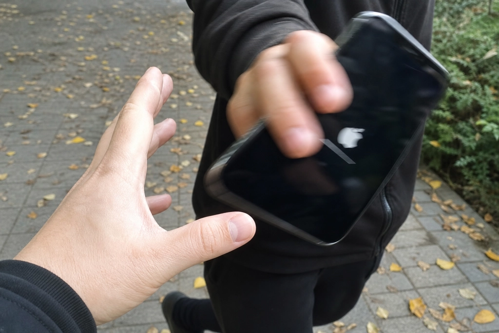 Apple udvikler skjult tyverisikring: iPhone låser sig selv hvis den rives ud af hånden