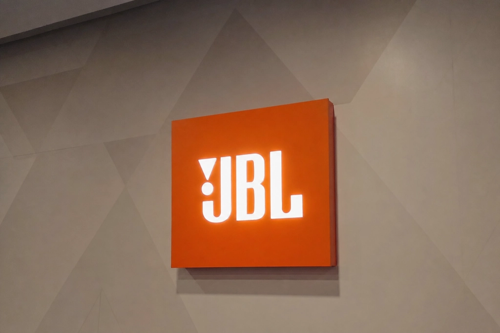JBL's mindste højttaler får makeover: Go 5 lander med ambient lys til 399 kroner