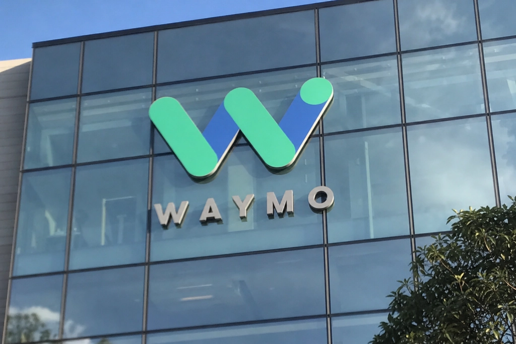 Selvkørende kapløb: Waymo køber Apples forladte Arizona-testanlæg for 220 millioner dollar