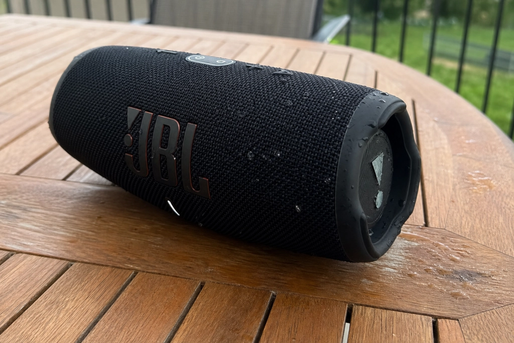 Vandtæt Bluetooth-højttaler til haven 2026: 5 modeller fra 300 til 3.000 kr. Her er det klare valg