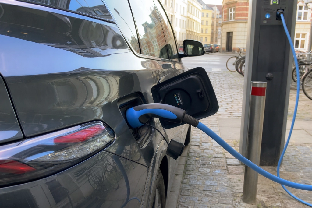 Euro 7 i november: Benzinbiler bliver dyrere, elbilen slipper