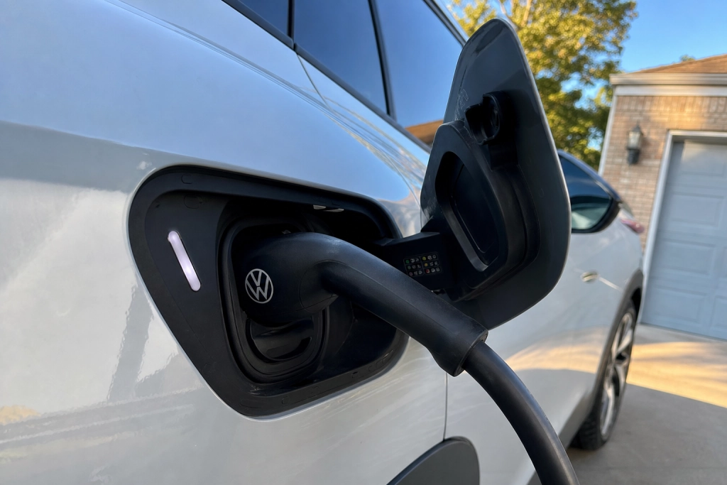 VW vender elbilerne om: Snart kan din bil tjene penge hjem mens den holder parkeret