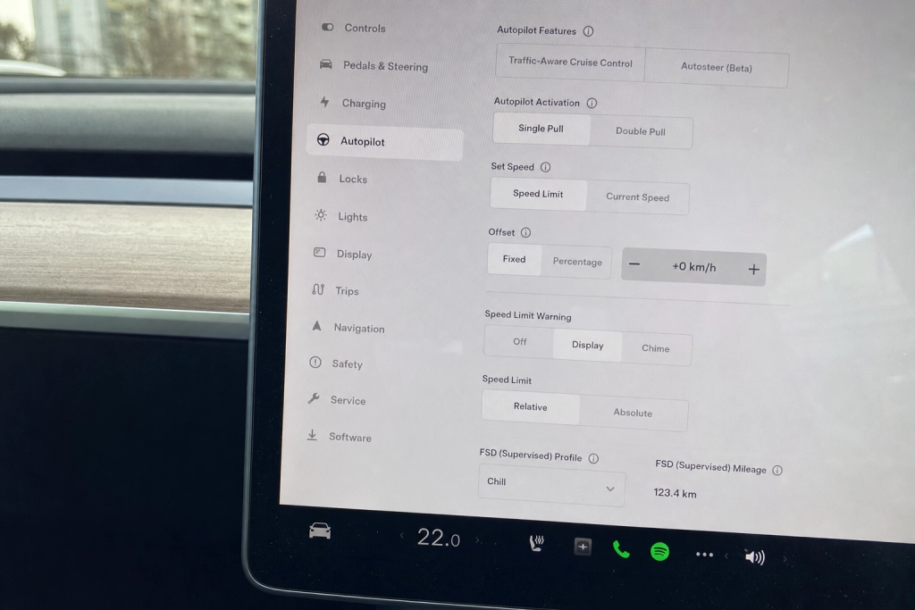 Tesla gør selvkørsel til et spil: Ny opdatering tæller hvor langt du kan køre uden at gribe ind