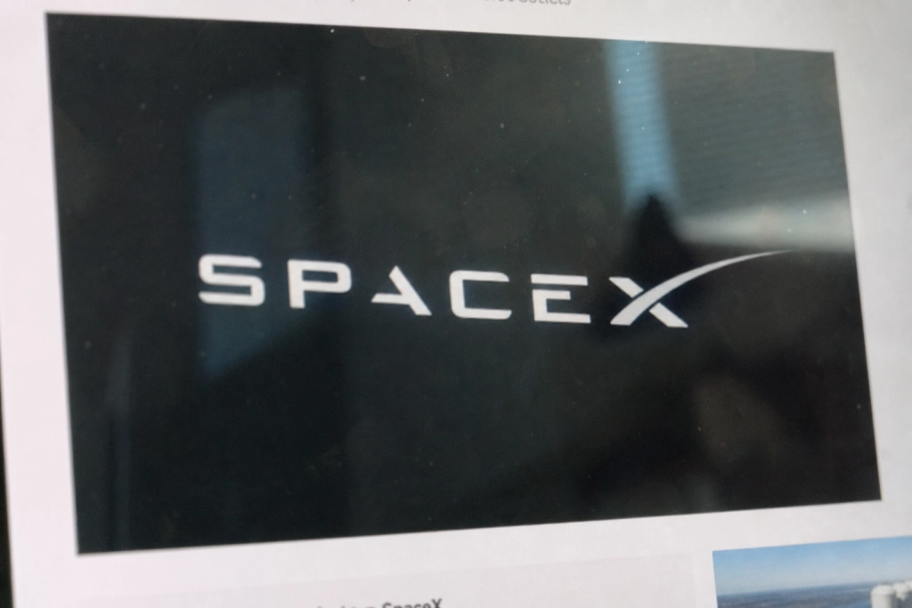 SpaceX skød 3 kæmpe satellitter op: Antenner på størrelse med en tennisbane skal give mobilnet overalt