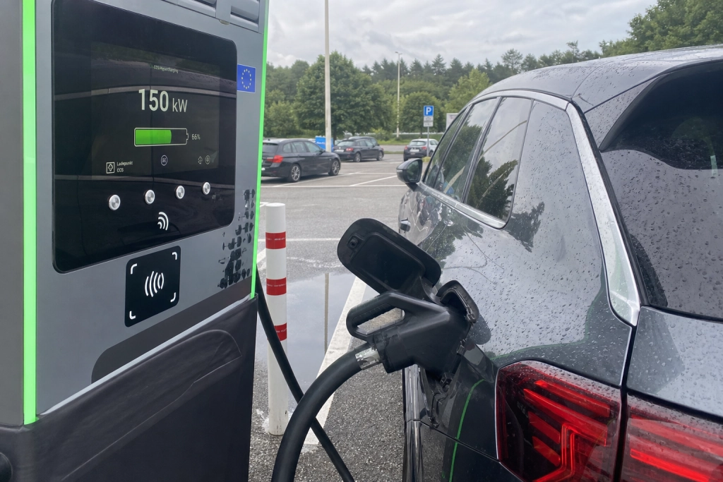 Slut med ladefrygt på ferieturen: EU-krav garanterer 150 kW-lader hvert 60. km på Europas motorveje
