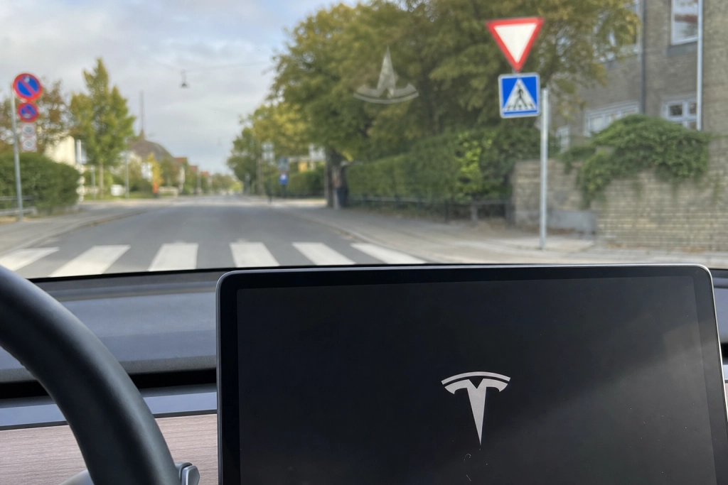Estland kører forbi Danmark, danske Tesla-ejere venter stadig på FSD