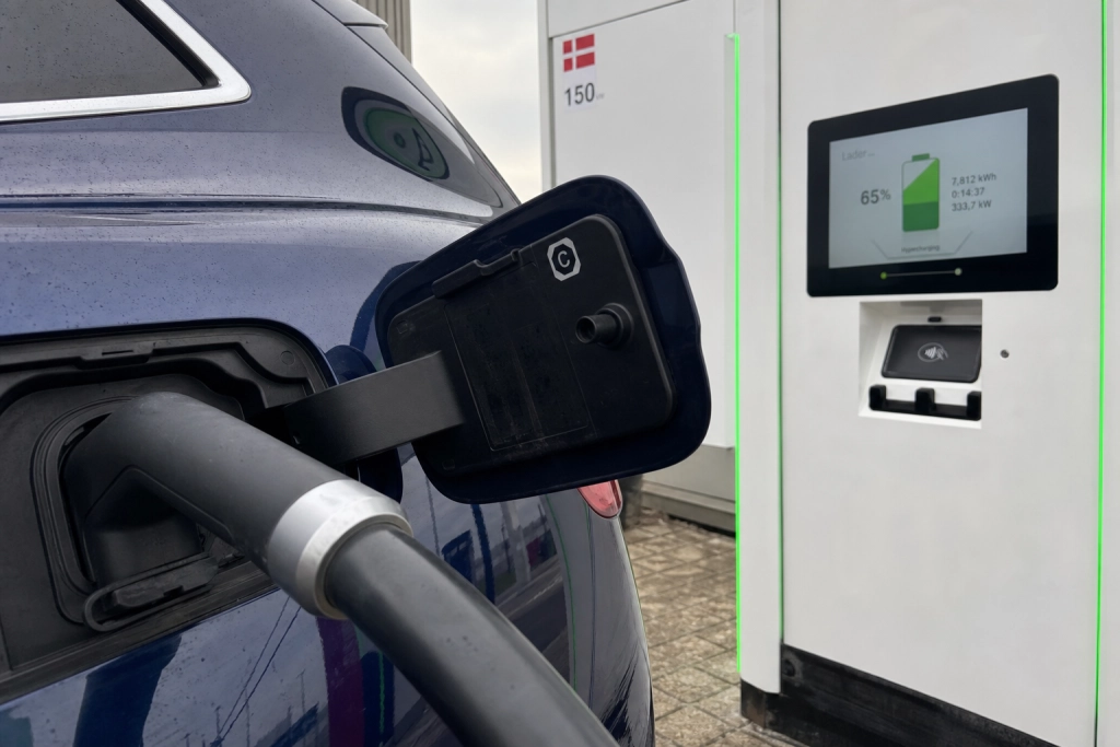 Hyppig hurtigladning fordobler slid på elbilens batteri, viser stor analyse