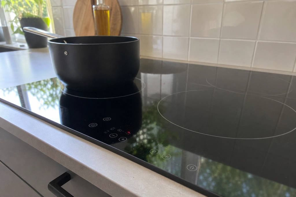 Induktion eller keramisk: Så meget koster din kogeplade i 2026