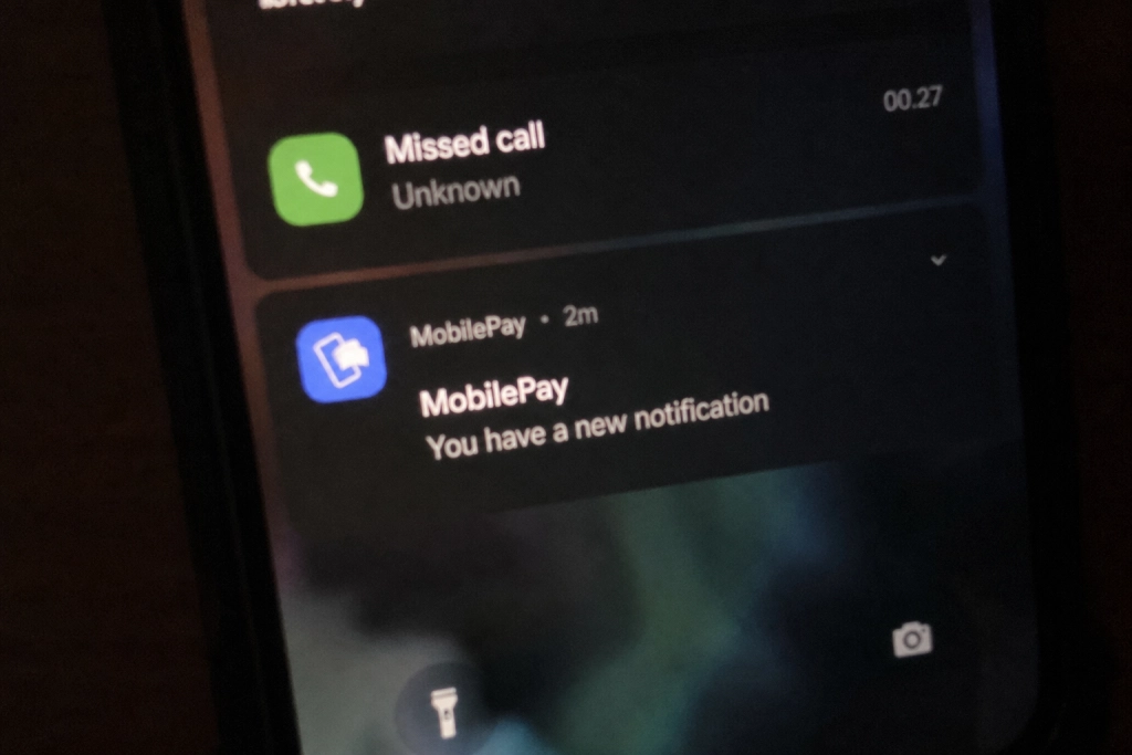 Tryk 1 og mist alt: Sådan lyder svindelopkaldet der jagter danske MobilePay-brugere