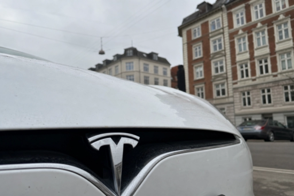 Tesla kalder sin teknologi ni gange sikrere end mennesker, men robotaxien har fire gange flere ulykker