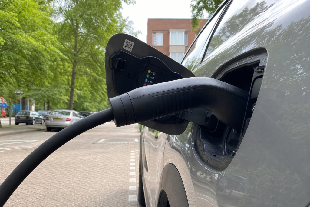 8 lande hvor elbilen er billigst at lade på sommerferien