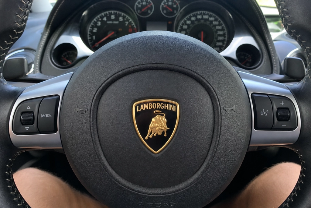 Lamborghini aflyser elbil-plan, mens Ferrari rammes af modstand: 
