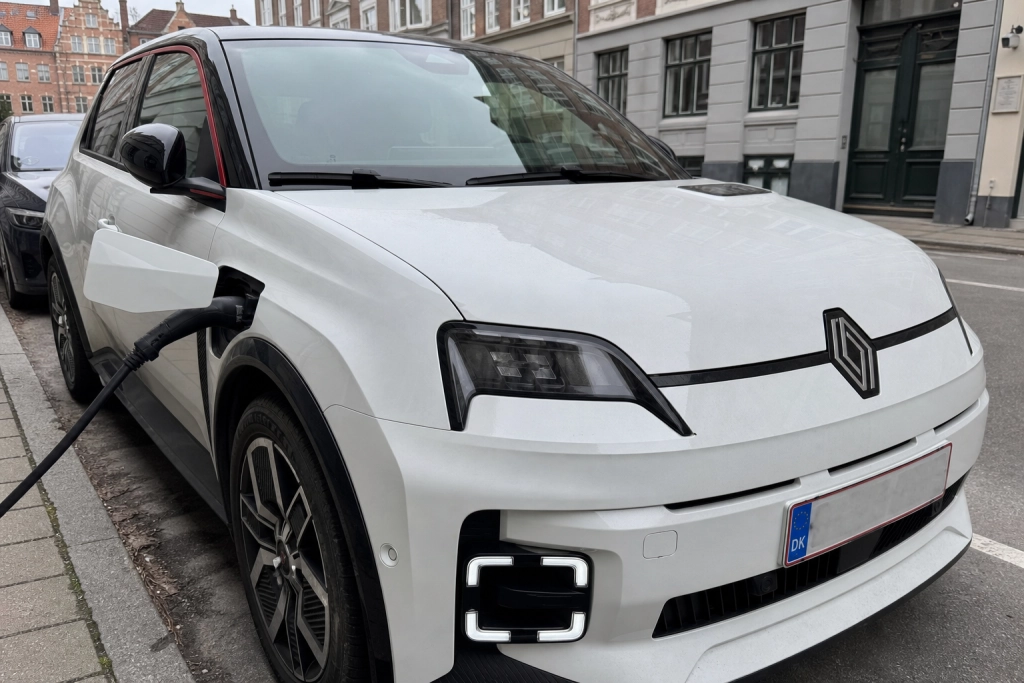 Renault 5 sluger mindst strøm i FDM-test af billige elbiler - men Fiat er billigere at eje